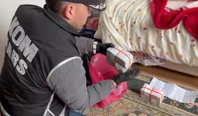 Tefecilere nokta operasyon! Yatağın altından poşet poşet para çıktı