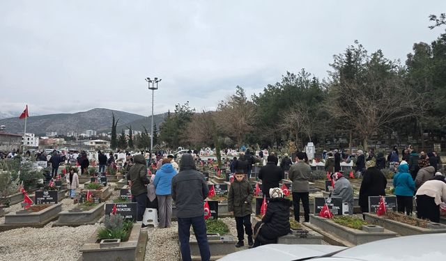 Gaziantep’te deprem şehitliğine ziyaret