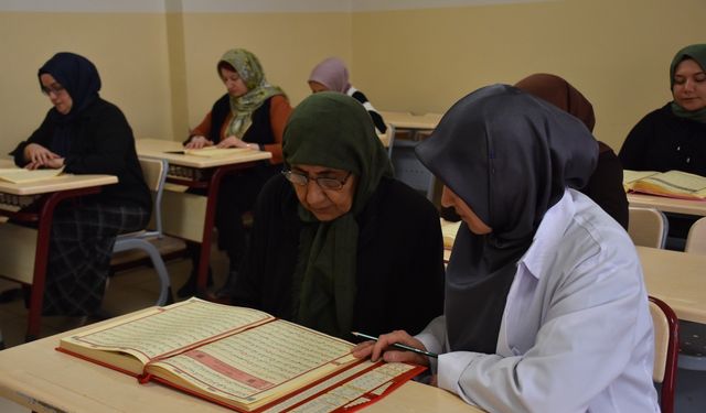 Gaziantepli Mukaddes teyze azmiyle gençlere taş çıkardı… 72 yaşında Kur’an-ı Kerim okumayı öğrendi