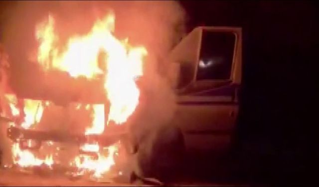 Ambulans alev aldı:  Şoför, hasta ve yakınlarını kurtardı