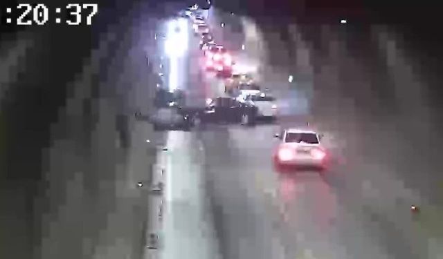 Tünelde feci kaza: Otomobiller kafa kafaya çarpıştı!