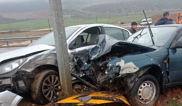 Gaziantep'te iki araç çarpıştı! Araç sürücüleri yaralandı