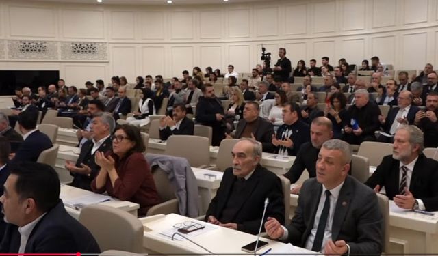 Gaziantep Büyükşehir Meclisinde deprem şehitleri unutulmadı…