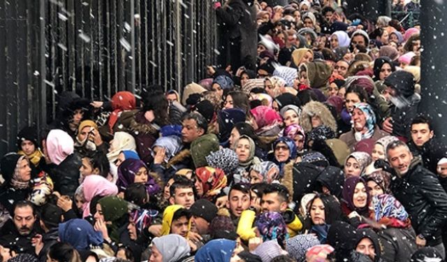 İnegöl’de 100 TL’lik Kampanyaya Büyük İlgi: Açılışta İzdiham Yaşandı