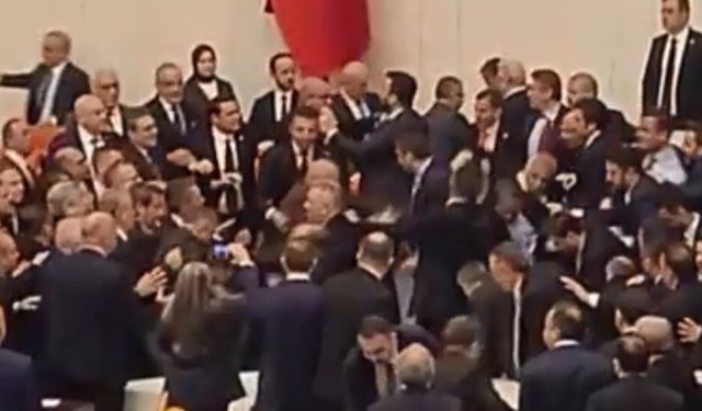 TBMM'de yumruklar havada uçuştu! Bakan Gürlek'in yemin töreninde ortalık karıştı