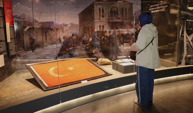 Şehit Kamil'in tabutuna örtülen Türk bayrağı müzede sergileniyor!