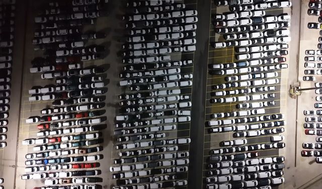 Haydarpaşa Limanı'nda gece mesaisi: 2026 model araçlar limana indirildi