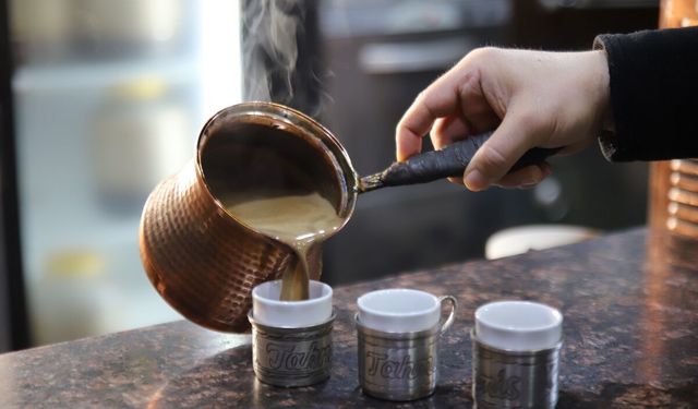 Gaziantep’te bakır cezvelerde hazırlanan menengiç kahvesi lezzetiyle dikkat çekiyor