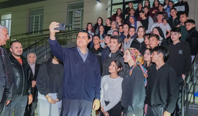 Yılmaz, gençlerle iftar sofrasında buluştu! Gençlere Ankara müjdesi…