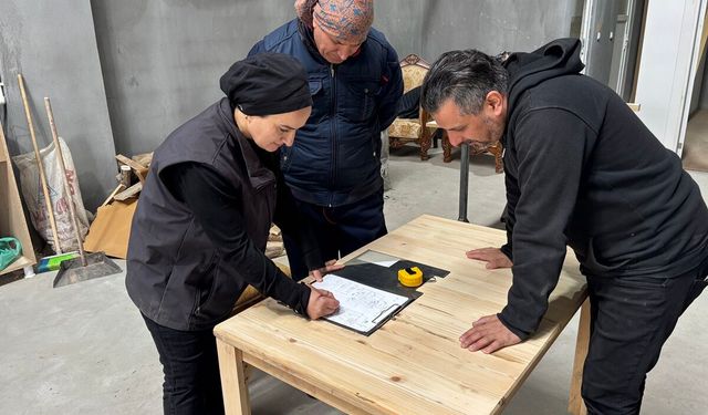 İki çocuk annesi mobilyaya şekil veriyor