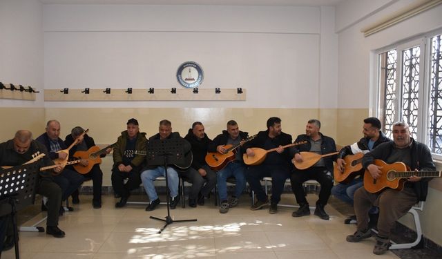 Gaziantepli çiftçilere anlamlı kurs! Gitar ve bağlama çalmayı öğreniyorlar…