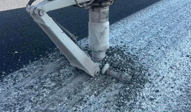 Yolcu uçağı sert iniş yaptı: Uçağın iniş takımı koptu