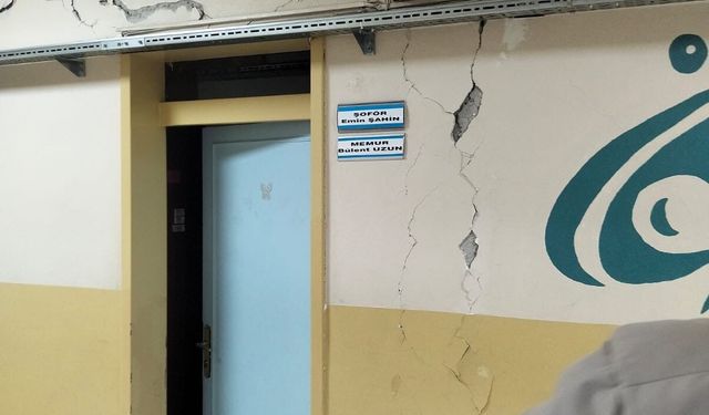 Tokat'ta 5,5 büyüklüğündeki deprem okul duvarlarını çatlattı