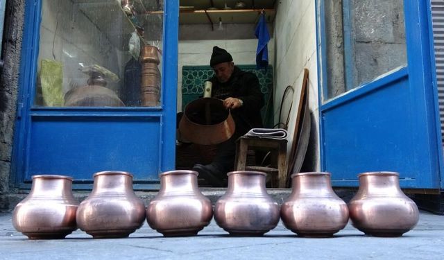 Gaziantep'in en yaşlı bakır ustası! Çalışmadan duramıyor