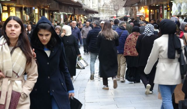 Gaziantep’te adım atacak yer kalmadı! Vatandaşlar bayram alışverişi için pazarlara akın etti…