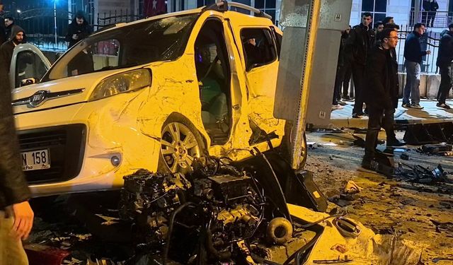 Feci kaza: Kavşak adeta savaş alanına döndü