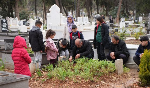Gaziantep'te bayram öncesi mezarlıklarda ziyaretçi yoğunluğu