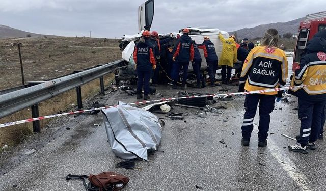 Feci kaza! Otomobil hafif ticari araçla çarpıştı! Ortalık savaş alanına döndü! Ölü ve yaralılar var…