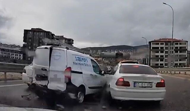 Gaziantep’te kontrolden çıkan araç, önündeki 4 araca çarptı! (VİDEO HABER)