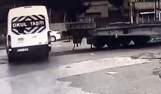 Gaziantep’te öğrenci servisine tren çarptı! Yürekleri ağza getiren anlar kamerada…