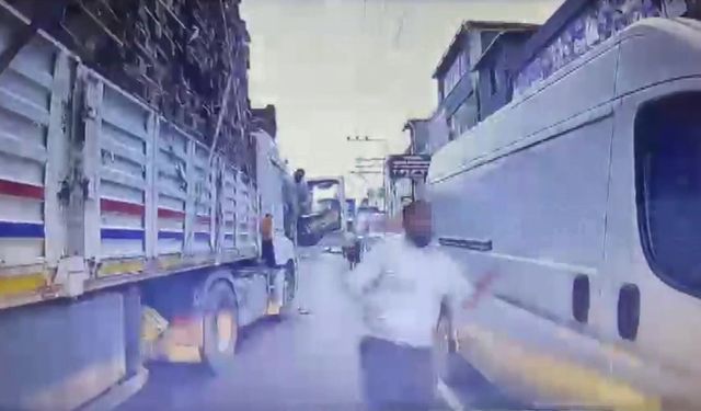 Trafikte dehşet: Tırdaki yolcu bıçakla saldırdı