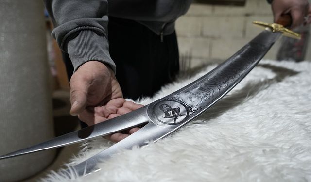 Gaziantep’te filmlerden esinlenen genç, ata mesleği olan kılıç ustalığını sürdürüyor