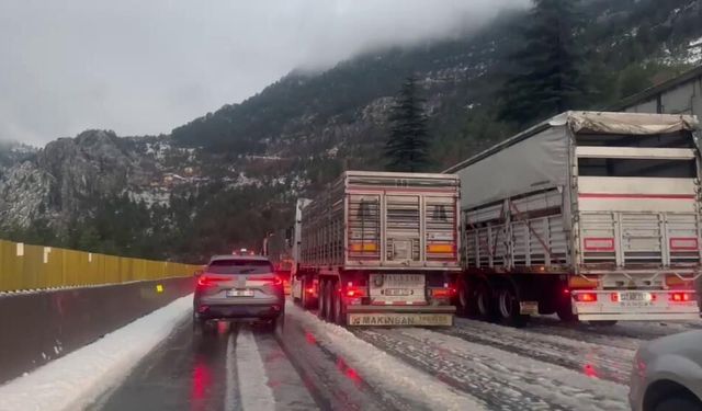 Adana'da kışı aratmayan manzara: Otoyol beyaza büründü (VİDEO HABER)