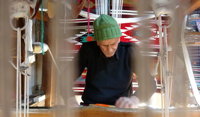 Antep kilimini yaşatmak için 80 yıldır tezgah başında! “Gaziantep'te kilim dokuyan bir ben kaldım"
