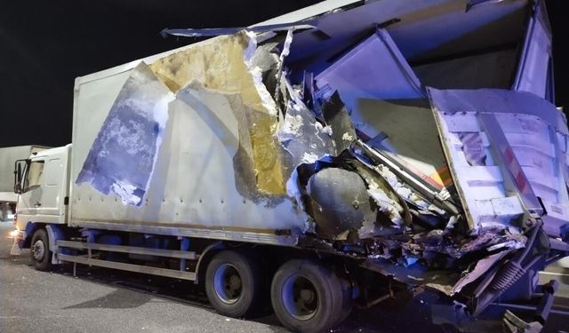 Yolcu otobüsü tıra çarptı: Çok sayıda yaralı!