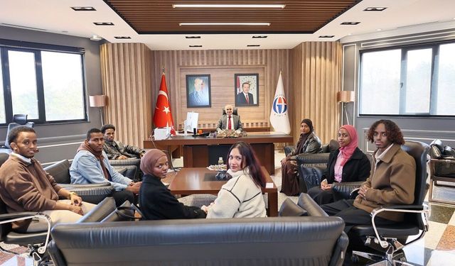 GAÜN Rektörü Doğan Kenyalı öğrencilerle bir araya geldi