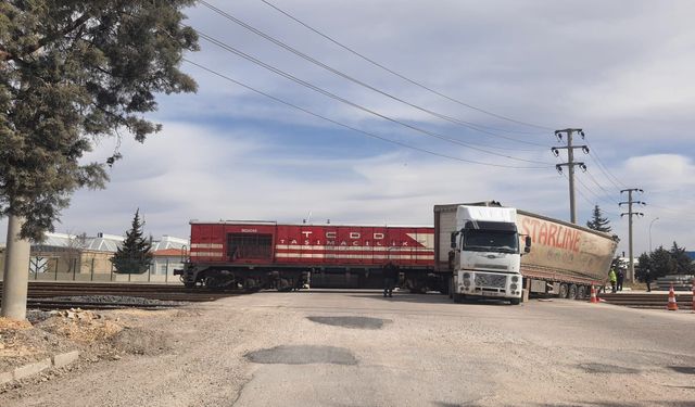 Gaziantep OSB’de yürekleri ağızlara getiren kaza! Tren tıra çarptı…