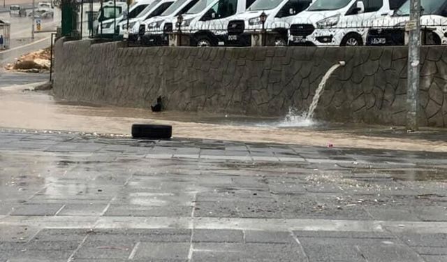 Gaziantep’te sağanak yağış sonrası yollar göle döndü (VİDEO HABER)