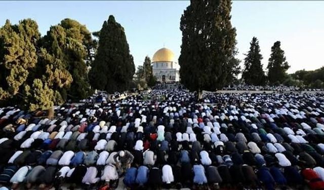 Gazze'de Müslümanlar bayram namazını eda etti!