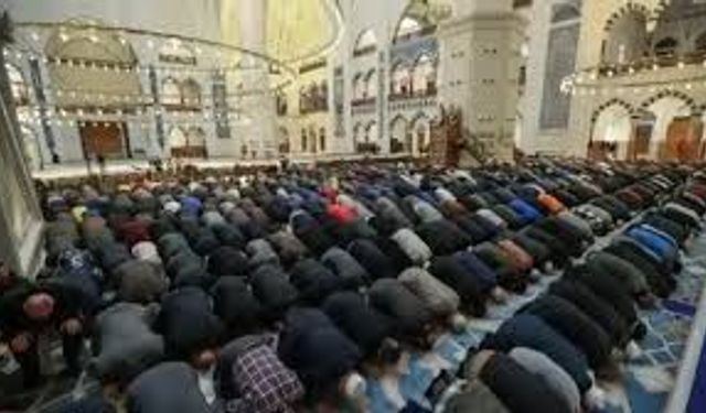 Arefe Günü Teravih Var mı 2026? Son Teravih Namazı Ne Zaman Kılınacak?