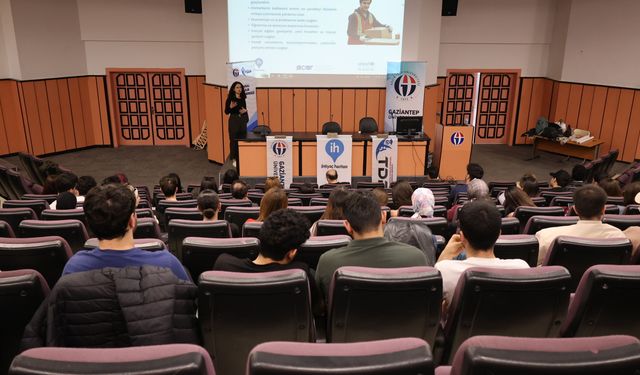 Gaün’de üniversiteli gençlere gönüllülük ve çocuk hakları eğitimi! Sunumlar yapıldı