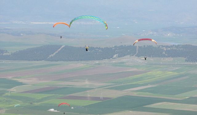 Gaziantep'te Yamaç Paraşütü Hedef Yarışması başladı