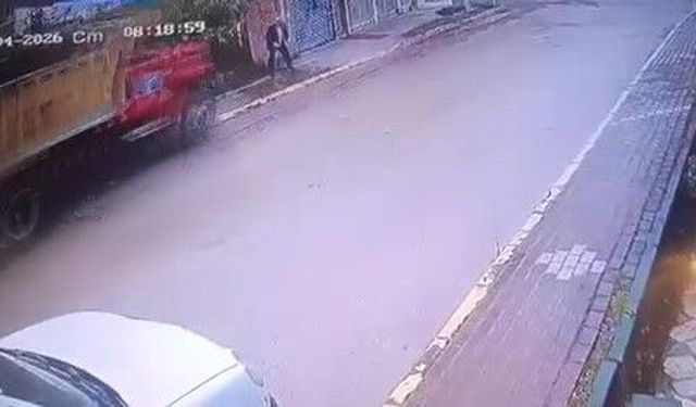 Freni boşalan kamyon dehşet saçtı! Yaşlı adam feci şekilde can verdi… (VİDEO HABER)