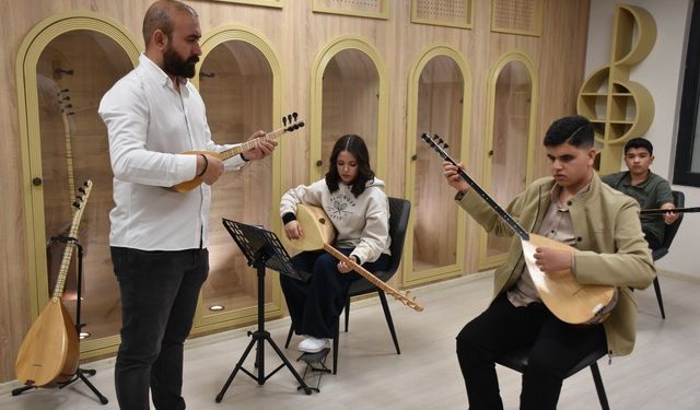 Gaziantep’te görme engelli Umut, Aşık Veysel'in yolundan gidiyor