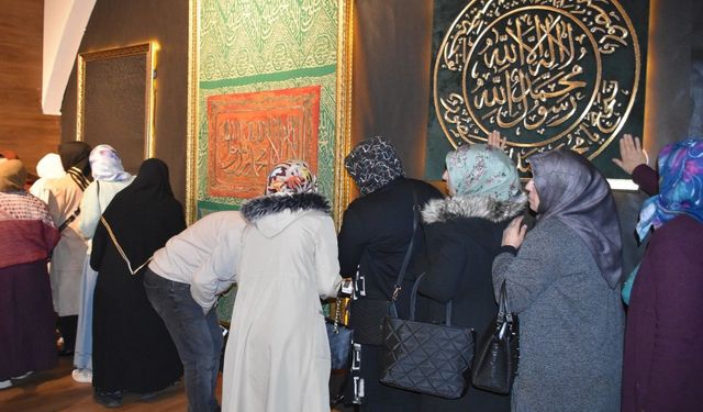 Gaziantep’te Mukaddes Emanetler Sergisi'ne yoğun ilgi! Vatandaşlar gözyaşlarına hakim olmadı…