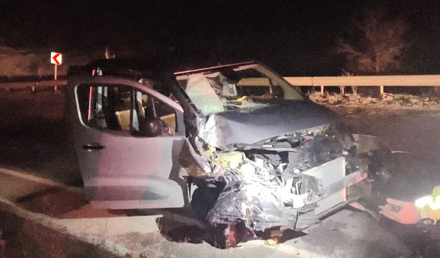 Hafif ticari araç kamyona çarptı! Yaralılar var…