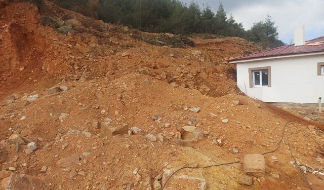 Osmaniye'de yağış sonrası heyelan! Evlerin çevresinde çatlaklar oluştu