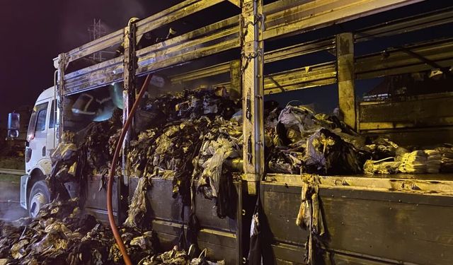 Otoyolda tekstil yüklü kamyon alev aldı! Kullanılamaz hale geldi…