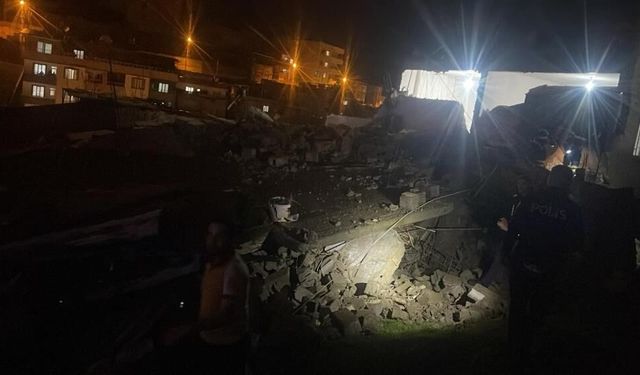 Siirt’te bina çöktü!