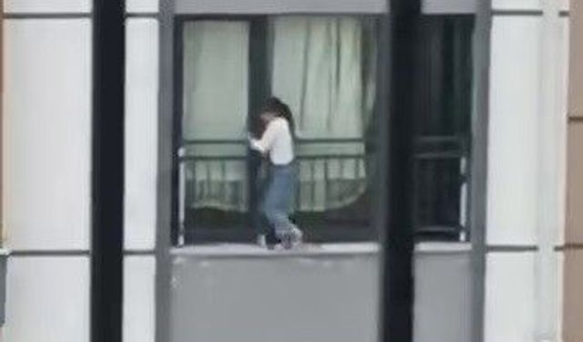 Camdan çıkarak korkulukta gezinen çocuk, yürekleri ağza getirdi! İşte o anlar…