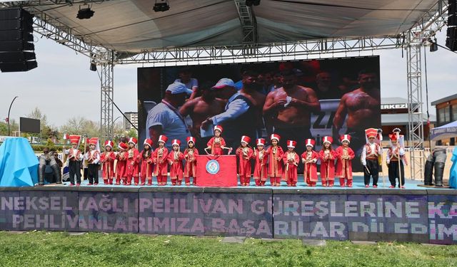 CHP İl Yönetimi protesto etmişti! Minik mehteran takımı, sahneye çıktı...