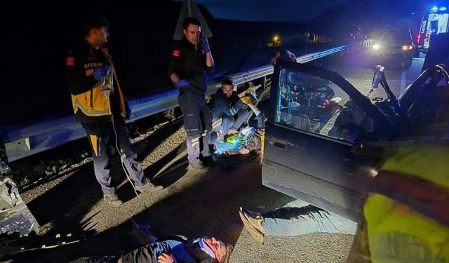 Kaçak göçmenleri taşıyan otomobil kaza yaptı: 7 yaralı