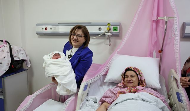 Gaziantep’te “Bir Umut Bir Can” projesinin ilk bebeği dünyaya geldi! Başkan Şahin, minik Fatma’yı ziyaret etti