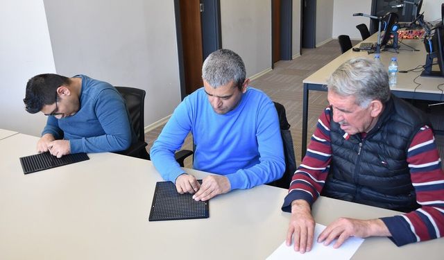 Görme engelliler Şahinbey Millet Kütüphanesinde Braille alfabesi öğreniyor