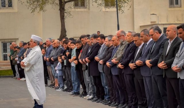 Eğitim Bir Sen Gaziantep’ten gıyabi cenaze namazı! Ayla öğretmen ve 9 canımız unutulmadı…