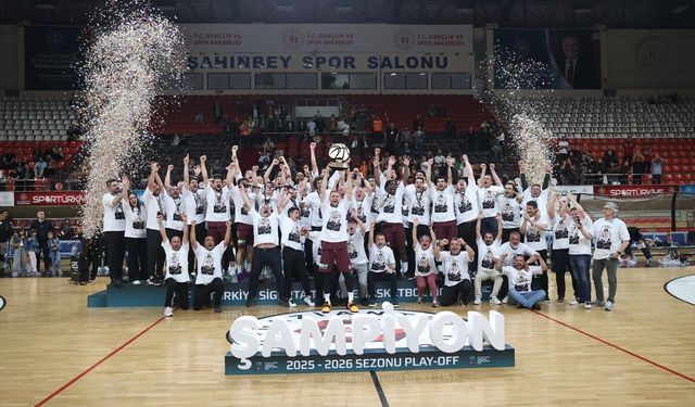 Gaziantep Basketbol'u mağlup eden Parmos Bordo şampiyonluğu kutladı